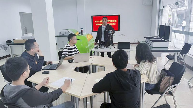 行业背景：学历提升需求旺盛，代理加盟市场潜力巨大