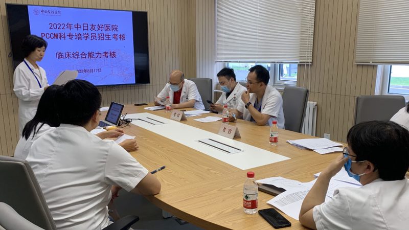 小标题：职场竞争加剧，短期培训应运而生