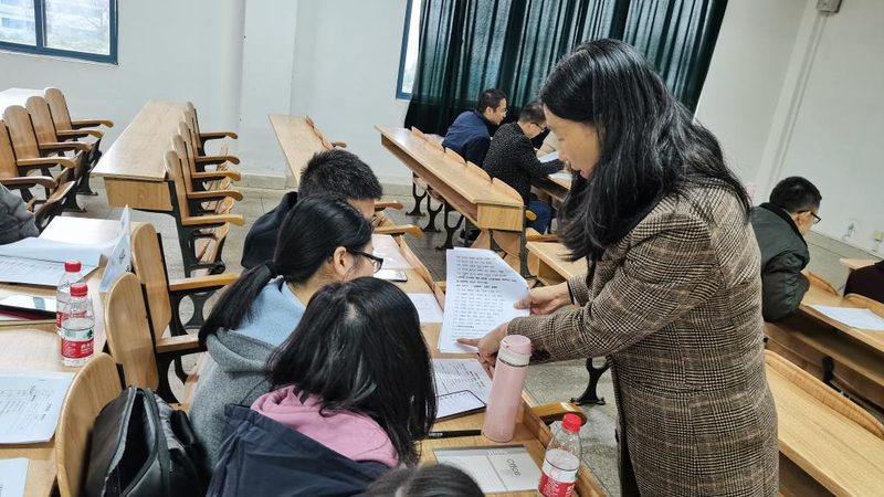 小标题：自考本科背景下的培训需求